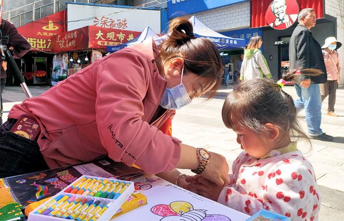1709870459320129.jpg 小圖-五建幼兒園在活動(dòng)現(xiàn)場(chǎng)提供兒童手工服務(wù).jpg